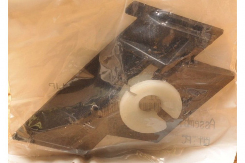 Защелка левая 517305494 517305494 Защелка левая 517305494 517305494