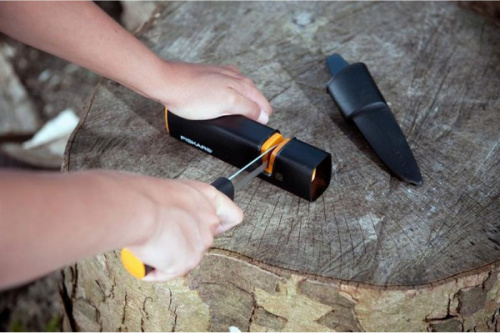 Нож универсальный Fiskars 100мм фото 4 Нож универсальный Fiskars 100мм фото 4